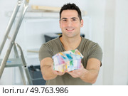 man saving lots of money by renovating house himself. Стоковое фото, агентство Ingram Publishing / Фотобанк Лори
