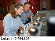Husband and wife browsing, man hesitant. Стоковое фото, агентство Ingram Publishing / Фотобанк Лори