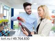 client holding a bottle-shaped chocolate. Стоковое фото, агентство Ingram Publishing / Фотобанк Лори