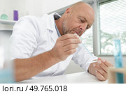 professional biologist working in a laboratory. Стоковое фото, агентство Ingram Publishing / Фотобанк Лори