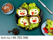 Stylish sandwiches for Halloween. Funny sandwiches for Halloween. Top view.. Halloween party food. Стоковое фото, агентство Ingram Publishing / Фотобанк Лори