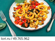 Platter of grilled squid rings with mussels and fresh herbs.. Seafood, calamari rings and mussels. Стоковое фото, агентство Ingram Publishing / Фотобанк Лори