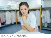 beautiful young woman working at laundry. Стоковое фото, агентство Ingram Publishing / Фотобанк Лори