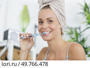 a beautiful woman with toothbrush. Стоковое фото, агентство Ingram Publishing / Фотобанк Лори