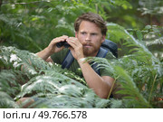 handsome scared and shocked traveler with binoculars. Стоковое фото, агентство Ingram Publishing / Фотобанк Лори