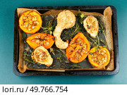 Tray of roasted butternut squash. Homemade roasted acorn squash. Baked and juicy of pumpkin. Стоковое фото, агентство Ingram Publishing / Фотобанк Лори