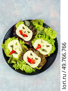 Terrible sandwiches for Halloween. Halloween monster sandwich with cheese.. A group of sandwiches with Halloween decorations. Стоковое фото, агентство Ingram Publishing / Фотобанк Лори