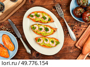 A plate with a delicious appetizer of sweet potato or yam stuffed with avocado guacamole and shrimp.. Sweet potato or yam with avocado and shrimp. Стоковое фото, агентство Ingram Publishing / Фотобанк Лори