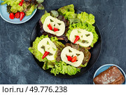 Halloween grilled sandwiches, toasts. Seasonal bruschetta sandwiches.. Creative idea for Halloween appetizer. Стоковое фото, агентство Ingram Publishing / Фотобанк Лори