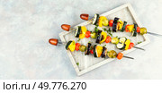 Colorful vegetable skewers or vegetarian grill spits. Copy space.. Skewers of colorful vegetables. Стоковое фото, агентство Ingram Publishing / Фотобанк Лори