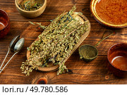 Dried medicinal plant wormwood, herbal medicine on wooden rustic background. Homemade herbal tea.. Dried wormwood, Chinese herbal medicine. Стоковое фото, агентство Ingram Publishing / Фотобанк Лори