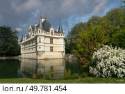 View of the Azay-le-Rideau Castle, a medieval castle above the bend of the Indre river, in the commune of the same name on a sunny summer day, Indre-et-Loire, France. Стоковое фото, фотограф Ula Ulachka / Фотобанк Лори