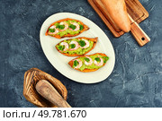 A plate with a delicious appetizer of sweet potato or yam stuffed with avocado guacamole and shrimp. Flat lay. Sweet potato or yam with avocado and shrimp. Стоковое фото, агентство Ingram Publishing / Фотобанк Лори