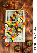 Colorful vegetable skewers or vegetarian grill spits.. Skewers of colorful vegetables. Стоковое фото, агентство Ingram Publishing / Фотобанк Лори