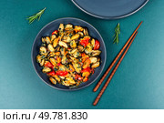 Appetizing fried mussels in vegetable sauce. Healthy seafood and chopstick. Space for text.. Cooked tasty mussels. Стоковое фото, агентство Ingram Publishing / Фотобанк Лори