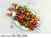 Grill skewers with grilled deer, roe, bell pepper and zucchini. Paleo diet.. Barbecued meat with garnish. Стоковое фото, агентство Ingram Publishing / Фотобанк Лори