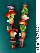 Sliced raw vegetables on skewers, shish kabob. Preparation of vegetable skewers. Uncooked shashlik.. Tasty kebab on skewers with vegetables. Стоковое фото, агентство Ingram Publishing / Фотобанк Лори