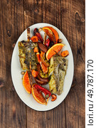 Grilled fish skewers with colorful fruits on skewers. Seafood skewers, healthy fish food with fruit. Rustic style.. Fish barbecue skewer. Стоковое фото, агентство Ingram Publishing / Фотобанк Лори