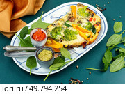 Vegetarian omelet with fried red pepper, fresh spinach and broccoli. Omelet with vegetables and fresh spinach.. Breakfast recipe, tasty omelet. Стоковое фото, агентство Ingram Publishing / Фотобанк Лори