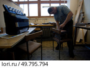 Тула. Мужчина занят сборкой инструмента на фабрике. (2011 год). Редакционное фото, фотограф Дмитрий Киселёв / Фотобанк Лори