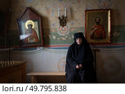Монахиня во время службы в храме в Белопесоцком женском монастыре (2024 год). Редакционное фото, фотограф Дмитрий Киселёв / Фотобанк Лори