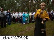 Посёлок Шувое. Шувойско-Губинския крестный ход с Чудотворной иконой. Маальчик с кадилом во время службы. (2023 год). Редакционное фото, фотограф Дмитрий Киселёв / Фотобанк Лори