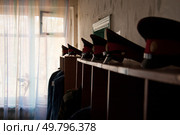 Кадетские фуражки лежат на полке. Стоковое фото, фотограф Дмитрий Киселёв / Фотобанк Лори