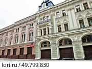 Улица Ильинка, дом 10/2, строение 1 и дом 8, строение 2. Москва. Редакционное фото, фотограф E. O. / Фотобанк Лори