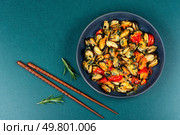 Steamed or fried mussels or fried with vegetables in bowl and chopstick. Space for text.. A pile of mussels. Стоковое фото, агентство Ingram Publishing / Фотобанк Лори