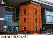 Борская пожарная каланча встроенная в торговый центр (город Бор) Редакционное фото, фотограф Илья Старков / Фотобанк Лори