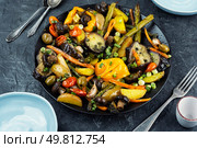 Seasonal vegan meal with rustic oven baked vegetables, roasted or baked zucchini, potatoes, champignon mushrooms and asparagus.. Homemade Roasted Vegetables. Стоковое фото, агентство Ingram Publishing / Фотобанк Лори