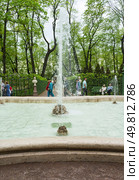 SAINT PETERSBURG, RUSSIA - May 23, 2025: Summer Garden of Petersburg with its beautiful fountains and sculptures is favorite place for recreation and walks for city residents and tourists. Vertical video. Редакционное фото, фотограф Виктория Катьянова / Фотобанк Лори