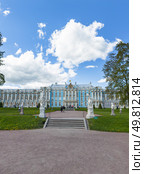 TSARSKOE SELO, PUSHKIN, SAINT PETERSBURG, RUSSIA - May 21, 2025: Tourists come to Tsarskoye Selo to stroll through beautiful Catherine Park with sculptures, admire palace and take a photo. Редакционное фото, фотограф Виктория Катьянова / Фотобанк Лори