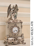 Часы с размышляющим ангелом играющим на арфе A clock with a meditating angel playing the harp (2017 год). Редакционное фото, фотограф Чехов Дмитрий Валерьевич / Фотобанк Лори