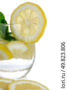 Glass of fresh cool tonic with lime fruits isolated on white background. Стоковое фото, агентство Ingram Publishing / Фотобанк Лори