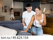 Married couple chooses best new sofa in furniture store. Стоковое фото, фотограф Яков Филимонов / Фотобанк Лори
