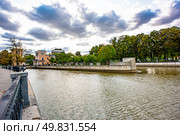 Река Яуза в районе Сыромятнического гидроузла. Москва. (2020 год). Стоковое фото, фотограф Игорь Рожков / Фотобанк Лори