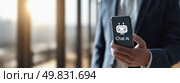 Бизнесмен в костюме держит смартфон с интерфейсом чата искусственного интеллекта, символизирующим современные технологии и цифровую коммуникацию в профессиональной среде. Стоковое AI-изображение, AI-художник Катерина Бондарец / Фотобанк Лори