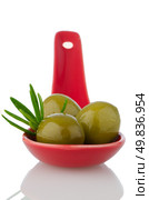 Olives on ceramic spoon with basil and olive oil. Стоковое фото, агентство Ingram Publishing / Фотобанк Лори