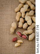 Peanuts on old raffia background. Стоковое фото, агентство Ingram Publishing / Фотобанк Лори