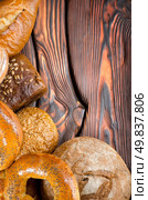 An assortment of bakery fresh breads. Sourdough, bun, challah, bagel. Стоковое фото, агентство Ingram Publishing / Фотобанк Лори