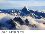 landscape of Mountain Cook Peak with mist from Helicopter, New Zealand. Стоковое фото, агентство Ingram Publishing / Фотобанк Лори