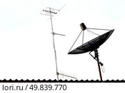 Satellite dish and Radio Atenna on the Roof. Стоковое фото, агентство Ingram Publishing / Фотобанк Лори