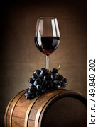 Wine goblet with wooden barrel and grape. Стоковое фото, агентство Ingram Publishing / Фотобанк Лори