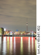 Tokyo cityscape  and Tokyo skytree at night along river. Стоковое фото, агентство Ingram Publishing / Фотобанк Лори