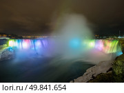 Illumination light of Horseshoe Falls as viewed from Table Rock in Queen Victoria Park in Niagara Falls at night, Ontario, Canada. Стоковое фото, агентство Ingram Publishing / Фотобанк Лори