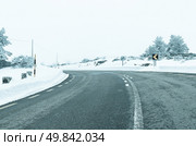 Mountain road with white snow. Стоковое фото, агентство Ingram Publishing / Фотобанк Лори