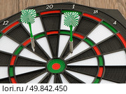 Closeup of dart board with darts. Стоковое фото, агентство Ingram Publishing / Фотобанк Лори