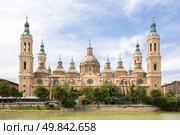Our Lady of the Pillar Basilica with Ebro River Zaragoza, Spain. Стоковое фото, агентство Ingram Publishing / Фотобанк Лори