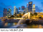 Singapore Skyline in commercial District on Merlion Park shine at dusk. Стоковое фото, агентство Ingram Publishing / Фотобанк Лори